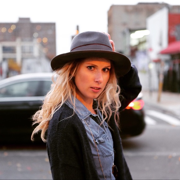 Meet your Posher, Rynn - Picture 1 of 1